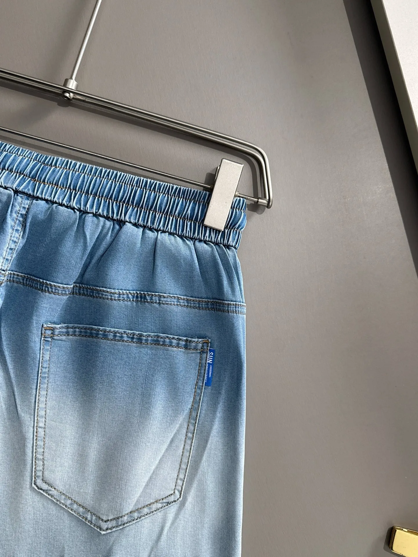 P300 Big Goose 2025 summer new jeans denim shorts are woven from imported Japanese Denim plain cotton denim fabrics. They have three standards. The top stone-washed process makes the texture reach the old taste of the 1980s. It is soft, delicate, comfortable and breathable. The color has a modern and fashionable vicissitudes. The upper body is versatile and fashionable! Light luxury is a must-have item for daily commuting! Size: M-4XL (please state your height and weight when placing an order)